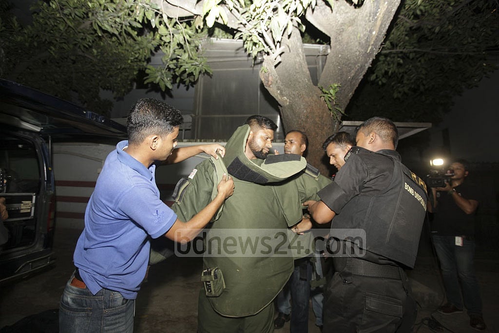 The Rapid Action Battalion's bomb-disposal team arrived at the scene, but was unable to start operation during the night. 