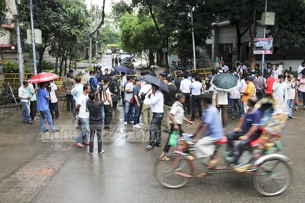 Jul 3, 2016. Police surrounded the restaurant as people gathered around their blockade. 