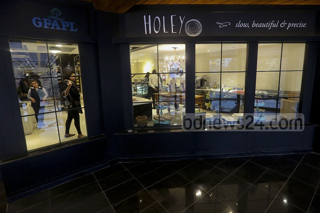Holey Artisan reopens in a smaller, but more fortified location six months after the massacre. The eatery is now located inside the Rangs Arcade building on Gulshan Avenue. 