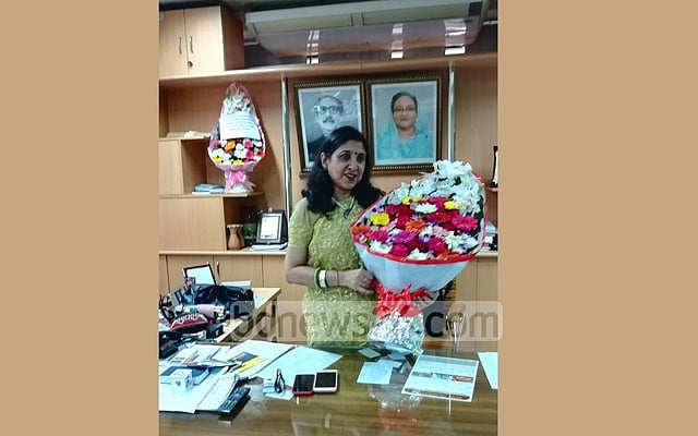 ভোটে জয়ী হওয়ার পর সহকর্মীদের শুভেচ্ছায় সিক্ত হন অধ্যাপক সাদেকা হালিম ভোটে জয়ী হওয়ার পর সহকর্মীদের শুভেচ্ছায় সিক্ত হন অধ্যাপক সাদেকা হালিম