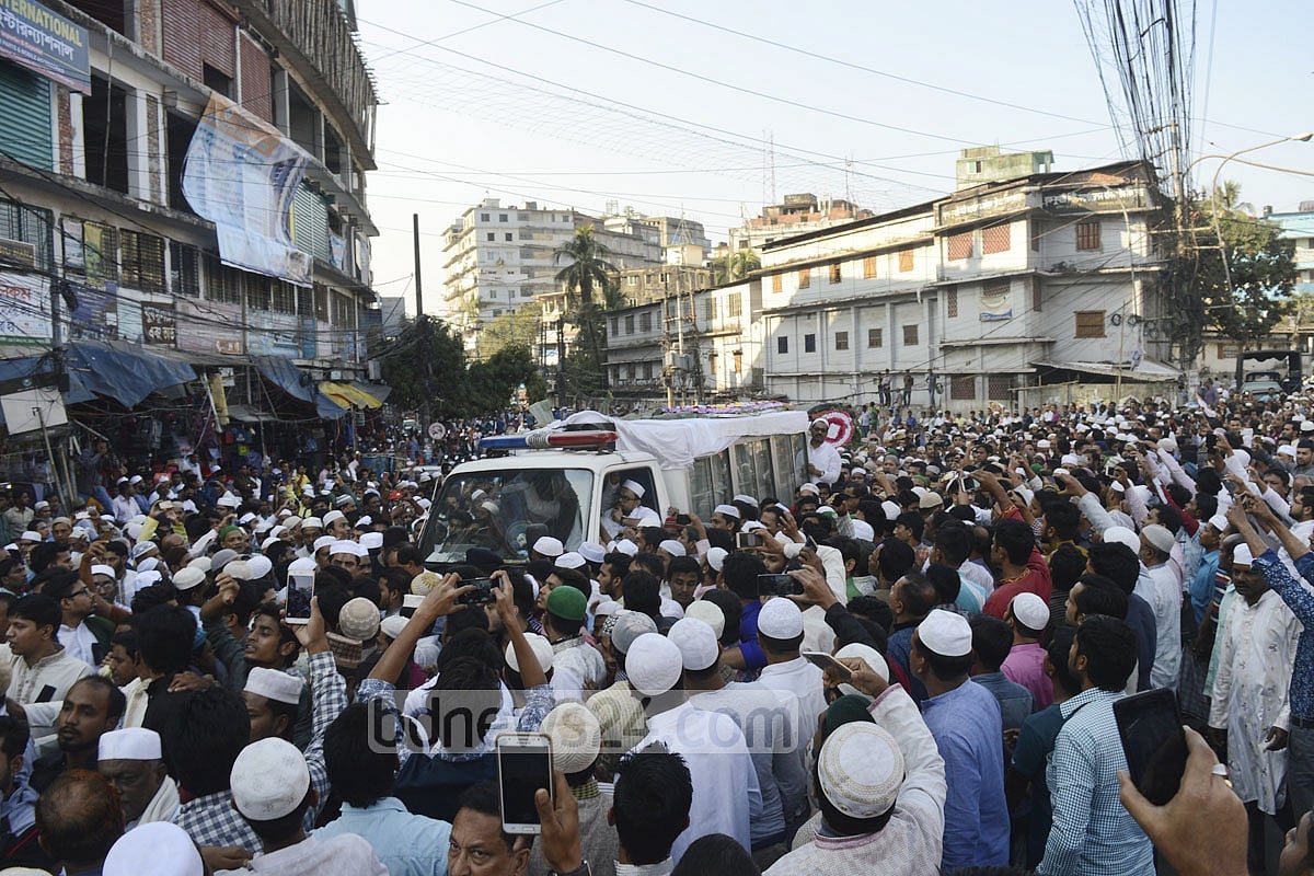 People follow the hearse carrying the body of ABM Mohiuddin Chowdhury People follow the hearse carrying the body of ABM Mohiuddin Chowdhury
