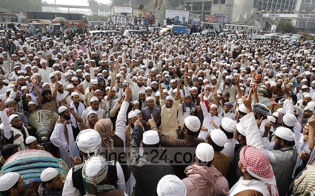 A group of Tabligh Jammat members protesting the arrival of central Sura member Maulana Mohammad Saad Kandalavi in Dhaka brings the traffic at the airport road to a halt on Wednesday. 