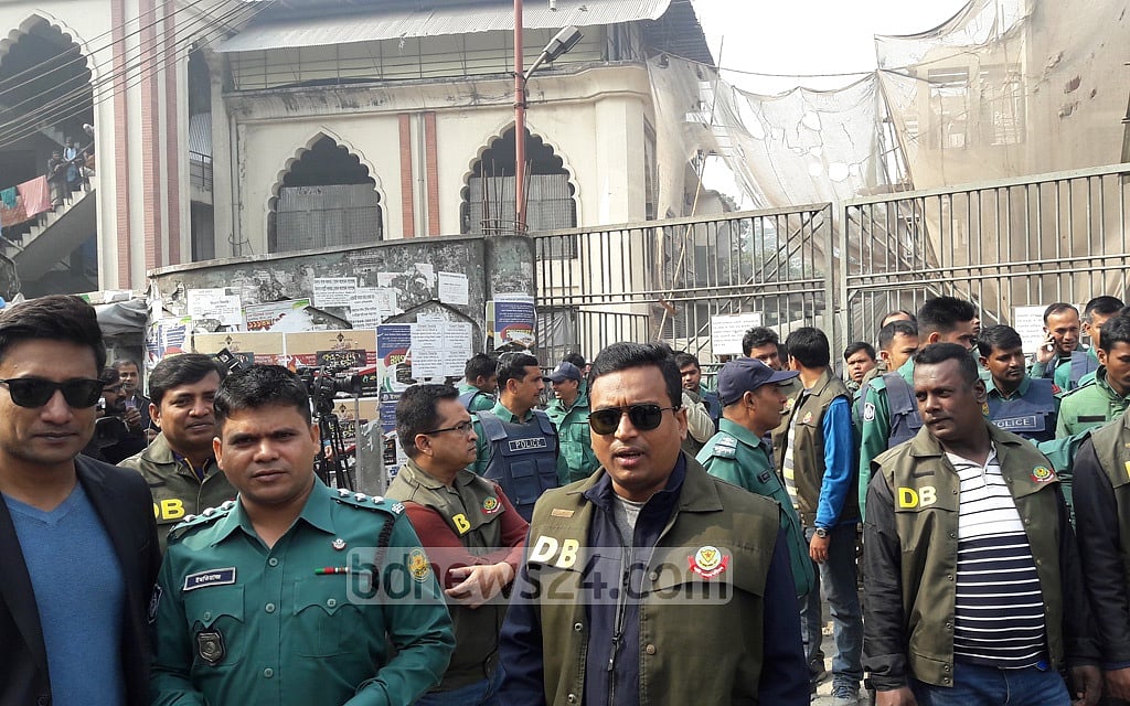 কাকরাইল মসজিদের সামনে সাদবিরোধীদের বিক্ষোভ ঠেকাতে পুলিশের অবস্থান কাকরাইল মসজিদের সামনে সাদবিরোধীদের বিক্ষোভ ঠেকাতে পুলিশের অবস্থান