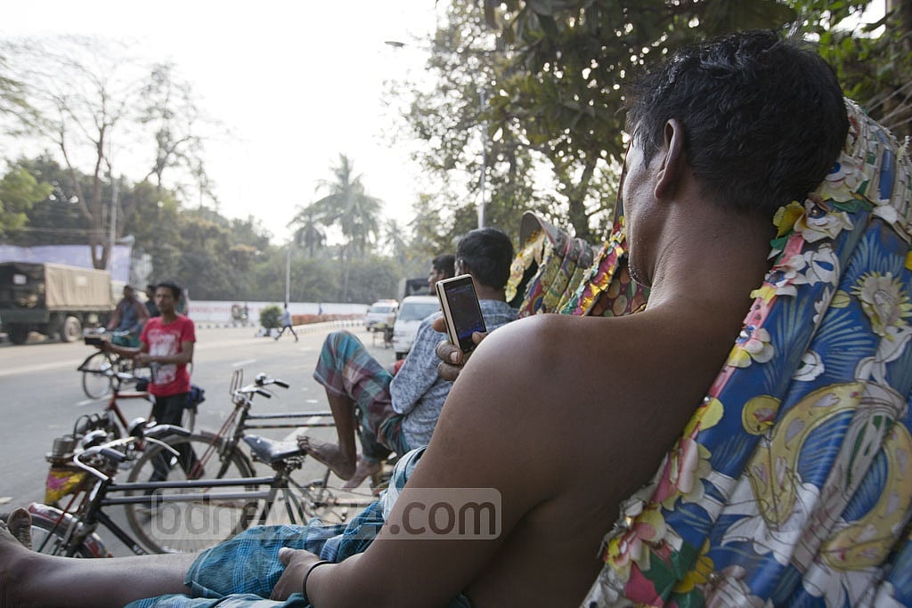 দেশের ৫৬% মানুষের হাতে মোবাইল