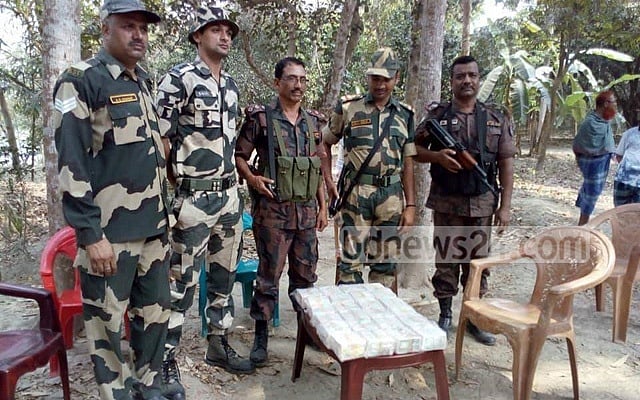 নদীতে ভেসে এল এক বস্তা টাকা