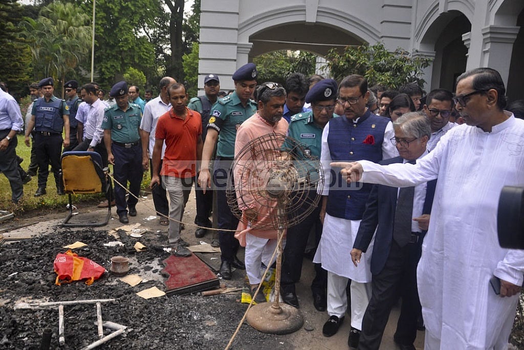 Awami League General Secretary Obaidul Quader and Rashed Khan Menon, chairman of Workers Party of Bangladesh, visit the house of the Dhaka University vice-chancellor after it was ransacked and vandalised by an unidentified group. Photo: asif mahmud ove 