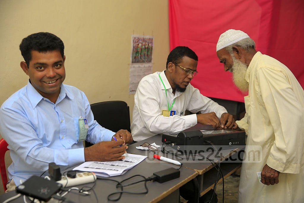 A voter uses an electronic voting machine to cast his ballot in Khulna City Corporation on Tuesday. EVMs were used in two polling stations in the polls. Photo: Mostafigur Rahman 
