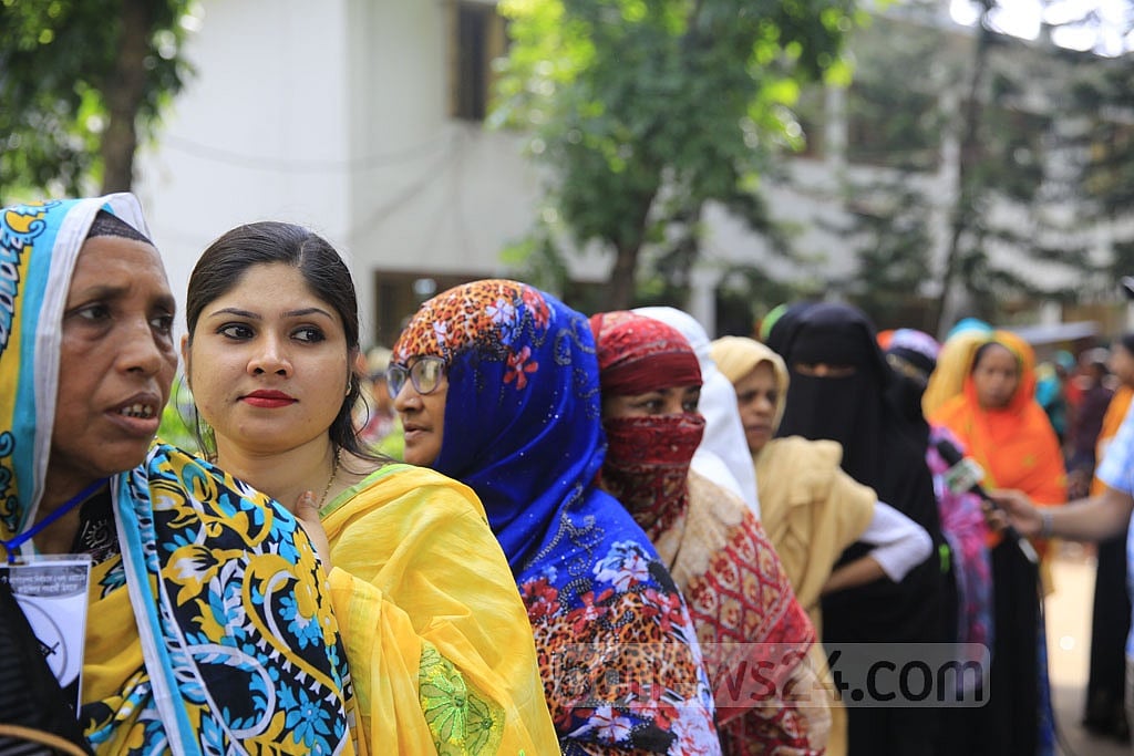 A general view of a polling station in Khulna City during Tuesday’s voting. Photo: Mostafigur Rahman 