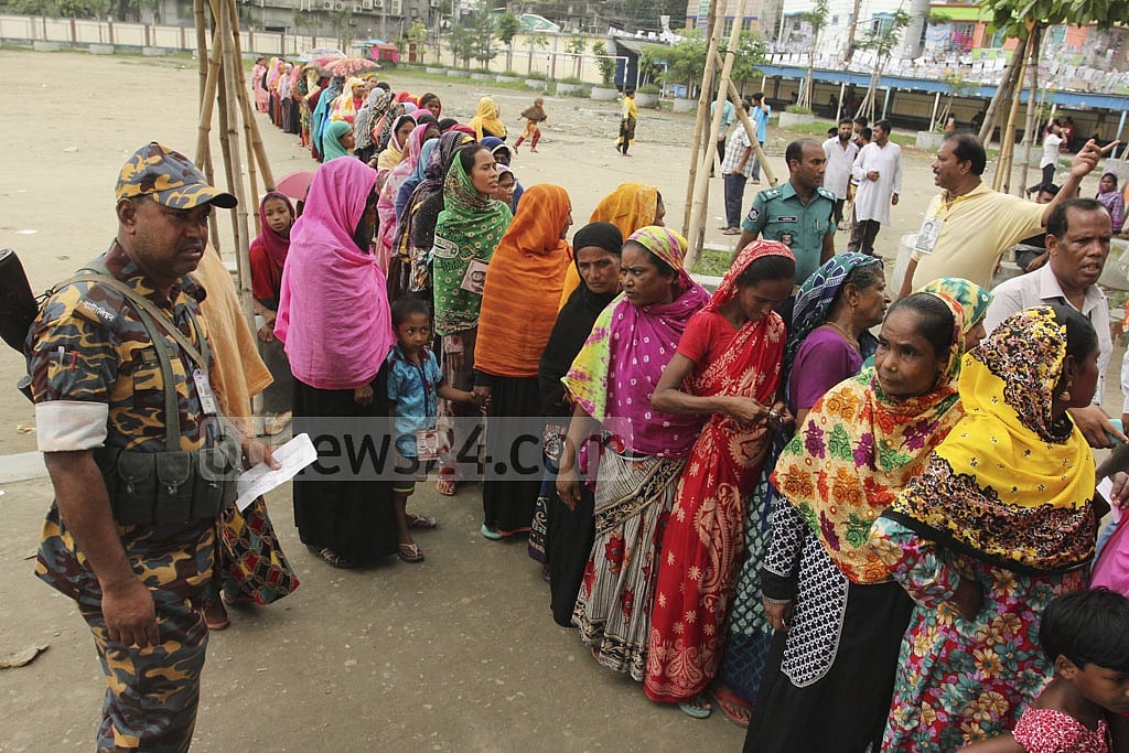 ২০১৮ সালে অনুষ্ঠিত গাজীপুর সিটি করপোরেশন নির্বাচনে টঙ্গী পাইলট স্কুল কেন্দ্রে ভোটারদের লাইন  ফাইল ছবি: আসিফ মাহমুদ অভি