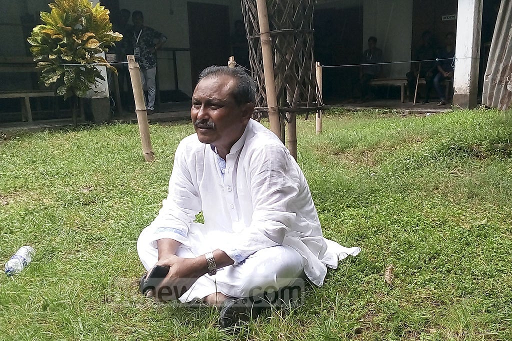 BNP’s mayoral candidate Mosaddek Hossain Bulbul squats on the Islamia College field after allegations of vote rigging at the Rajshahi City Corporation polling centre. BNP’s mayoral candidate Mosaddek Hossain Bulbul squats on the Islamia College field after allegations of vote rigging at the Rajshahi City Corporation polling centre.