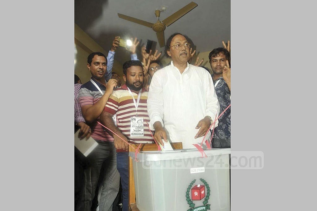 Awami League’s mayoral candidate AHM Khairuzzaman Liton votes at the Satellite Town Primary School centre in the Rajshahi City Corporation. Awami League’s mayoral candidate AHM Khairuzzaman Liton votes at the Satellite Town Primary School centre in the Rajshahi City Corporation.