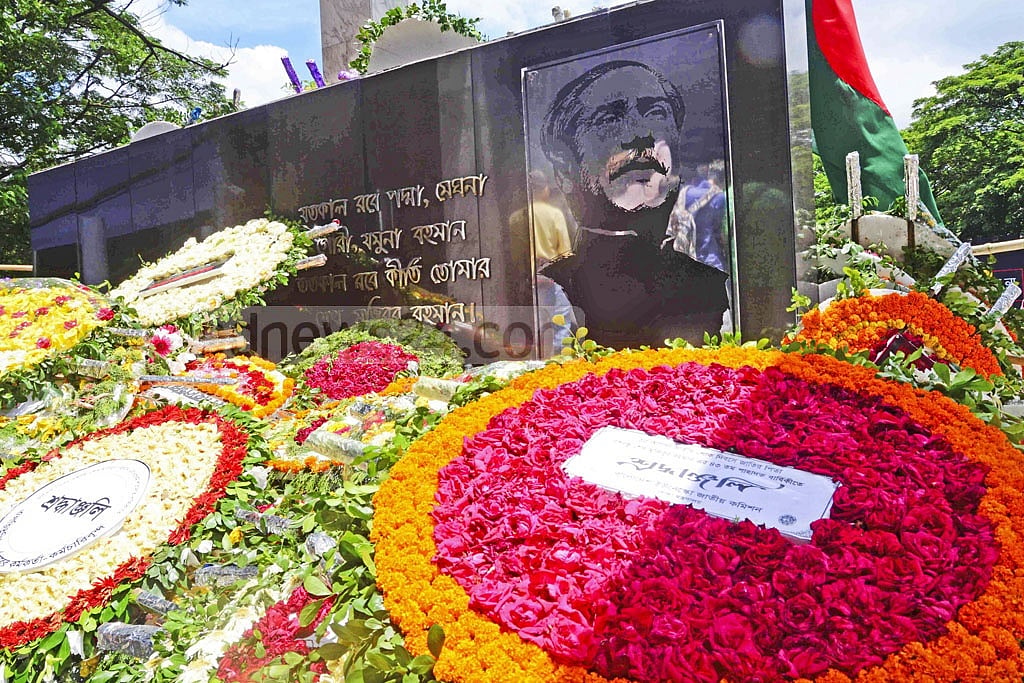 জাতীয় শোক দিবসে শ্রদ্ধার ফুলে ঢাকা ধানমণ্ডি ৩২ নম্বরে বঙ্গবন্ধুর প্রতিকৃতি। ফাইল ছবি
