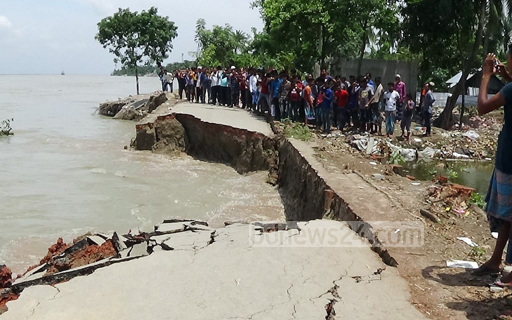 পদ্মার ভাঙনে নড়িয়া-সুরেশ্বর সড়কের ১০০ মিটার বিলীন