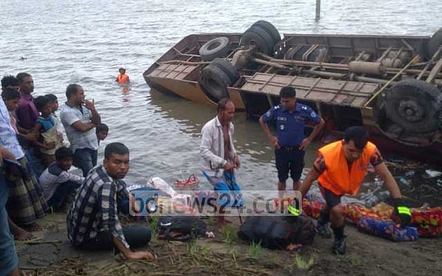 ব্রাহ্মণবাড়িয়ায় বাস খাদে পড়ে নিহত ৩