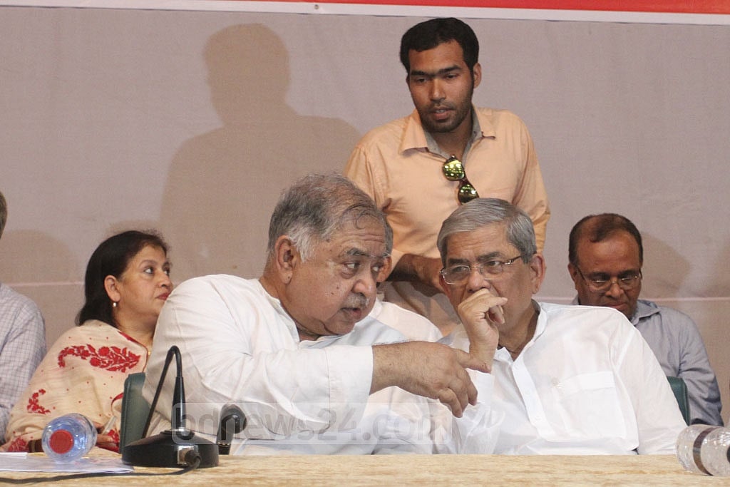 Gono Forum chief Kamal Hossain gestures at BNP Secretary General Mirza Fakhrul Islam Alamgir at the rally of the Jatiya Oikya Prokriya in Dhaka on Saturday. 