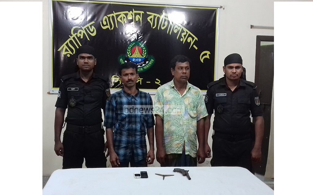 নওগাঁয় শুটার গানসহ আটক ২