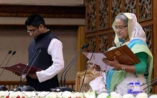 ২০১৮ সালের ২২ অক্টোবর বরিশাল সিটি করপোরেশনে মেয়র সেরনিয়াবাত সাদিক আবদুল্লাহকে শপথ পাঠ করান প্রধানমন্ত্রী শেখ হাসিনা।  ফাইল ছবি 