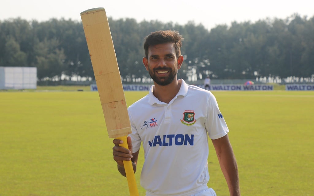 ১২০ রানের অপরাজিত ইনিংস খেলেছেন মার্শাল আইয়ুব। ফাইল ছবি