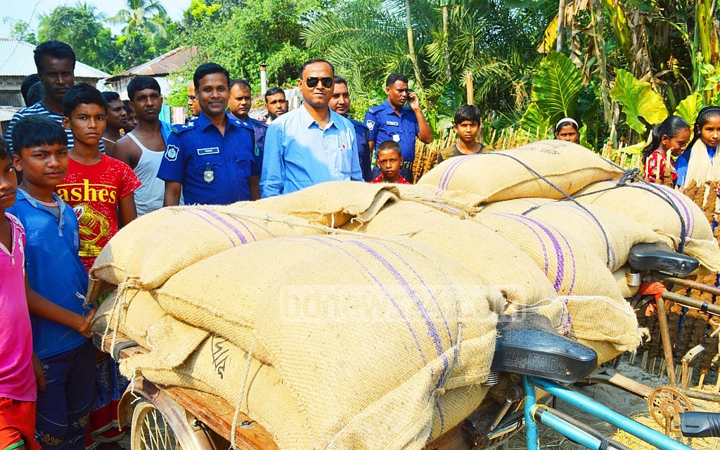 নাটোরে ডিলারের বাড়ির খাটের নিচে ১৬ বস্তা চাল