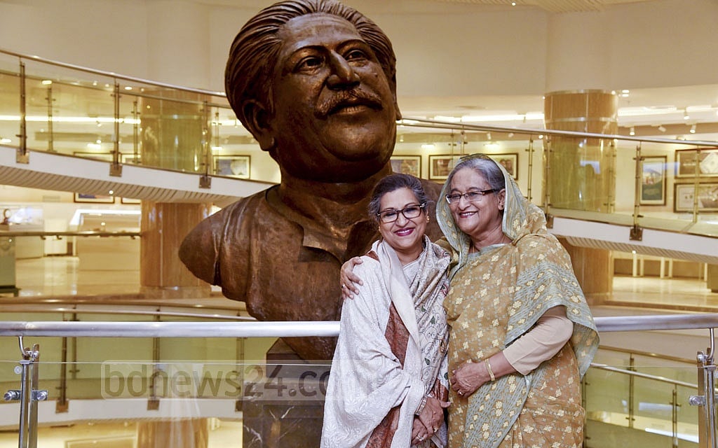 রাজধানীর বিজয় সরণিতে বঙ্গবন্ধু সামরিক জাদুঘর প্রাঙ্গণে  বঙ্গবন্ধুর প্রতিকৃতির সামনে বোন শেখ রেহানার সঙ্গে প্রধানমন্ত্রী শেখ হাসিনা।  