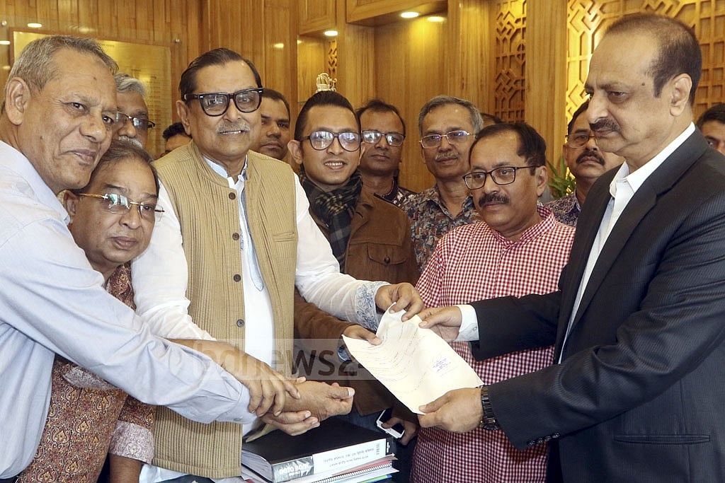 একাদশ জাতীয় সংসদ নির্বাচনে নৌকার প্রার্থী হতে আওয়ামী লীগের ১৪ দলীয় জোট শরিক দলগুলোর ১৩ জন প্রত্যয়নপত্র পেয়েছিলেন 