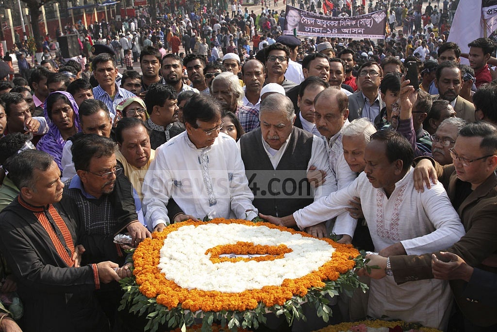 Jatiya Oikya Front leaders, led by Dr Kamal Hossain, pay tribute to the martyred intellectuals at the Martyred Intellectuals Memorial at Mirpur in Dhaka on Dec 14, 2018. Photo: Asif Mahmud Ove 