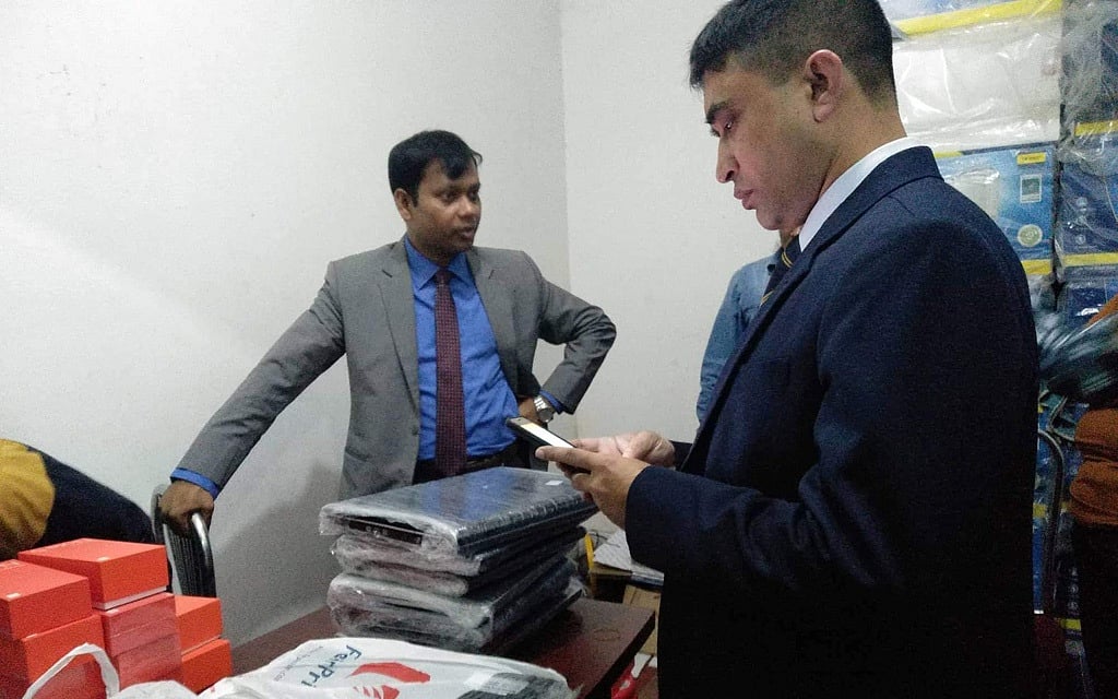 অবৈধ হ্যান্ডসেটের খোঁজে অভিযানে কর্মকর্তারা। ফাইল ছবি 
