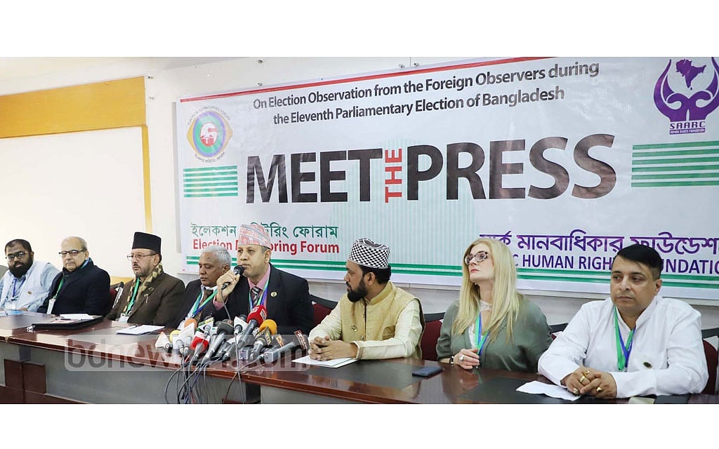 জাতীয় প্রেস ক্লাবে সার্ক হিউম্যান রাইটস ফাউন্ডেশন ও ইলেকশন মনিটরিং ফোরাম আয়োজিত এক সংবাদ সম্মেলনে বিদেশি পর্যবেক্ষকদের একটি দল 