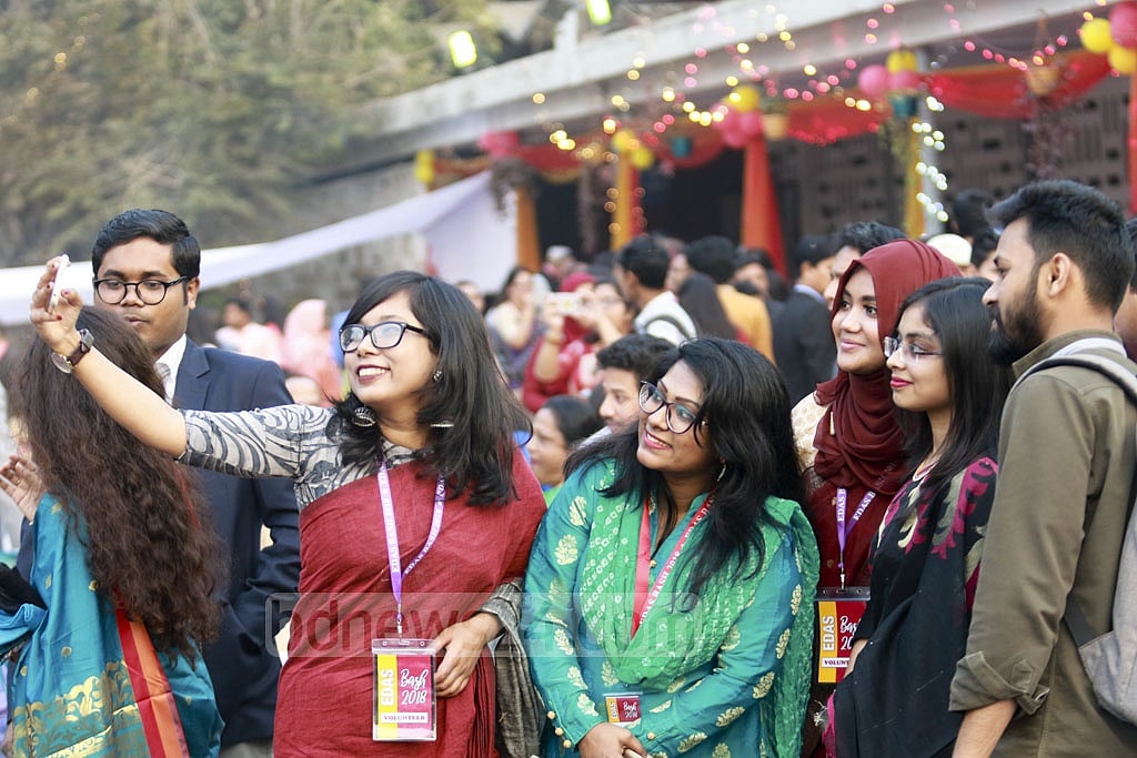Former students of Dhaka University's English Department spent Friday with laughter and chatter in their annual bash at the Teacher-Student Centre. 