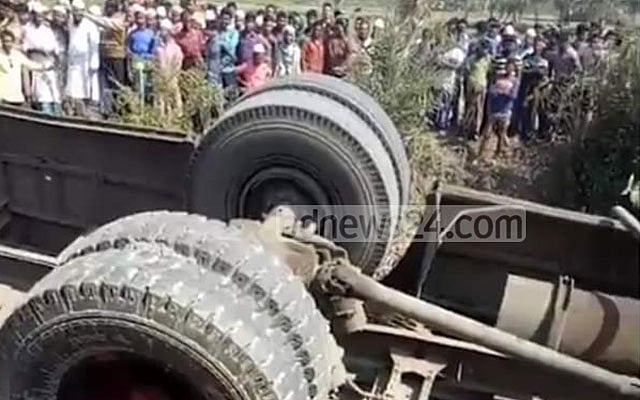 খুলনায় পিকনিকের বাস খাদে পড়ে ১ শিক্ষার্থীর মৃত্যু