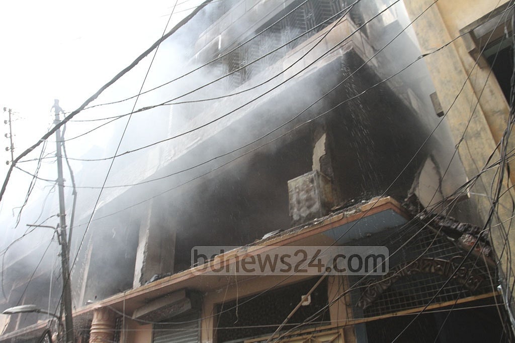 Scenes of chaos at Old Dhaka as massive fire spreads from a building, causing explosions and the death of at least 70 people in the congested Churihatta neighbourhood. Photo: Asif Mahmud Ove 