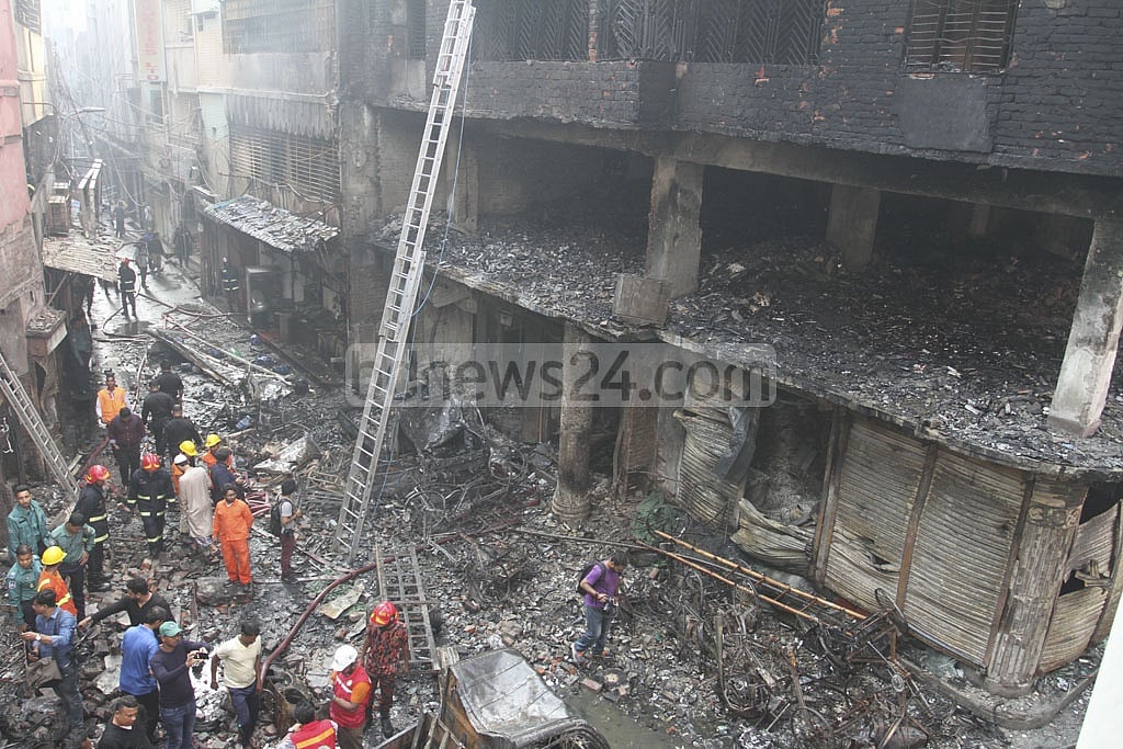 Scenes of chaos at Old Dhaka as massive fire spreads from a building, causing explosions and the death of at least 70 people in the congested Churihatta neighbourhood. Photo: Asif Mahmud Ove 