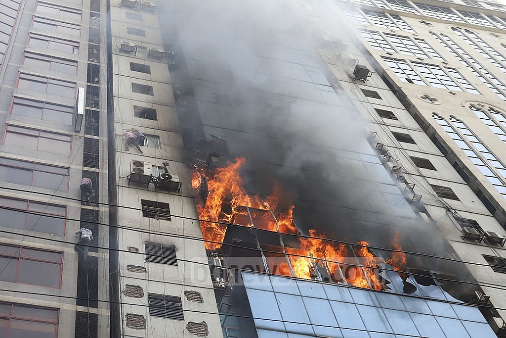 Many people were trapped inside the FR Tower on Kamal Ataturk Avenue in Dhaka's Banani when the 23-storey building caught fire on Thursday afternoon. Photo: Asif Mahmud Ove 