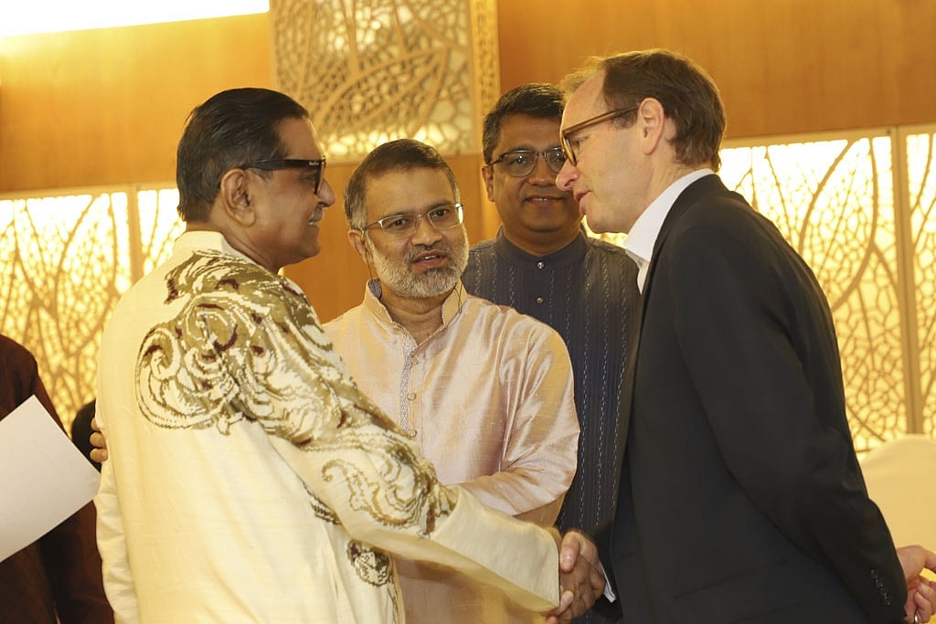 Workers Party President and former minister Rashed Khan Menon shaking hands with British High Commissioner Robert Dickson in the first public event of the Editors Guild, Bangladesh in Dhaka on Wednesday. Workers Party President and former minister Rashed Khan Menon shaking hands with British High Commissioner Robert Dickson in the first public event of the Editors Guild, Bangladesh in Dhaka on Wednesday.