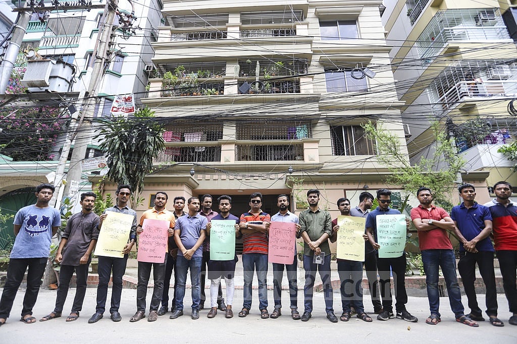 ঢাকায় প্রিয়া সাহার বাড়ির সামনে বিক্ষোভ। 