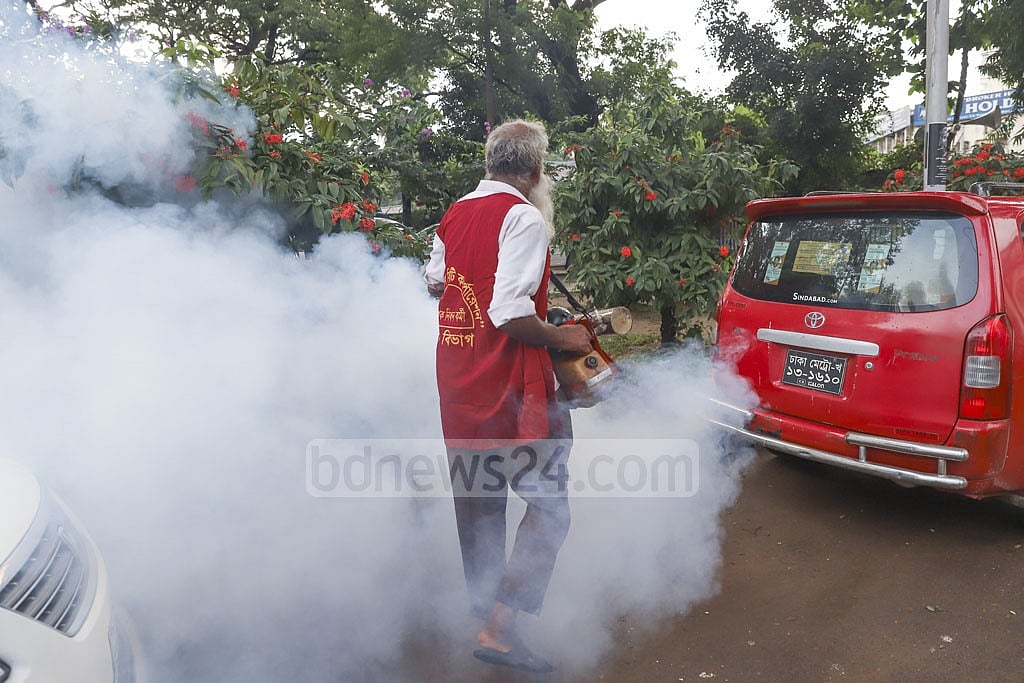 ডেঙ্গুর প্রকোপ বেড়ে যাওয়ায় শুক্রবার ঢাকার তোপখানা রোডে মশা মারতে ফগার মেশিন দিয়ে ওষুধ ছিটান সিটি কর্পোরেশনের কর্মী। ছবি:আব্দুল্লাহ আল মমীন 