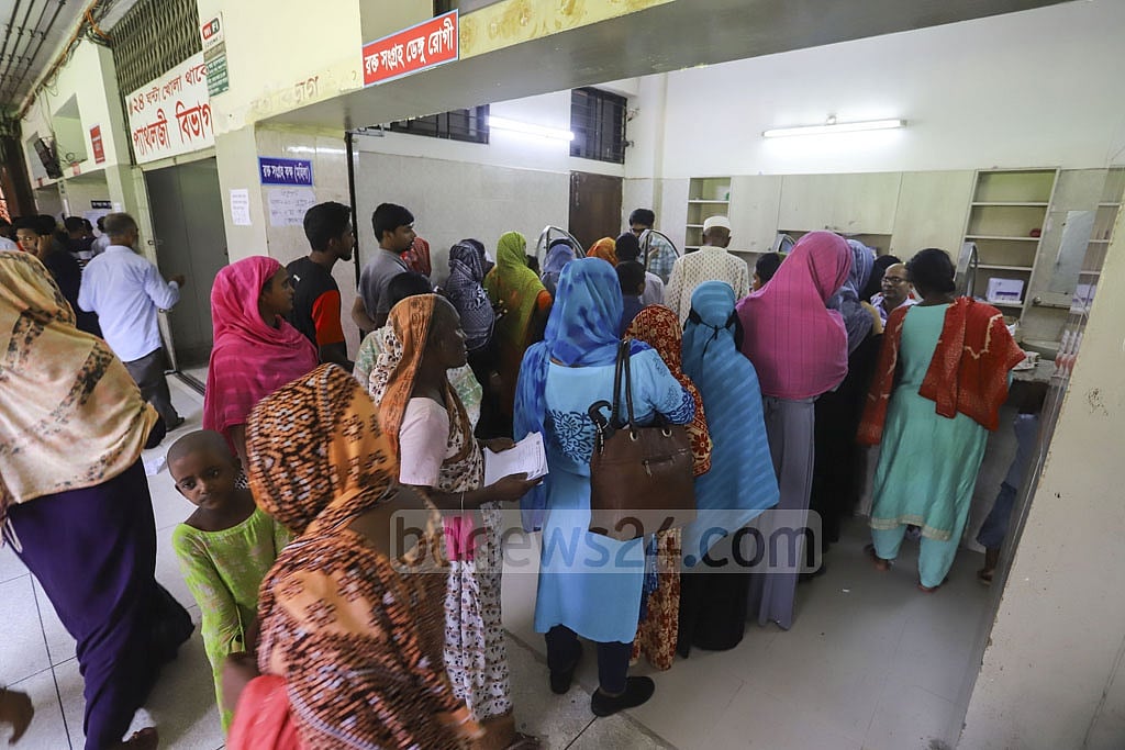 Patients waiting in queues for dengue tests at the Shaheed Suhrawardy Medical College Hospital in Dhaka. Photo: Asif Mahmud Ove 