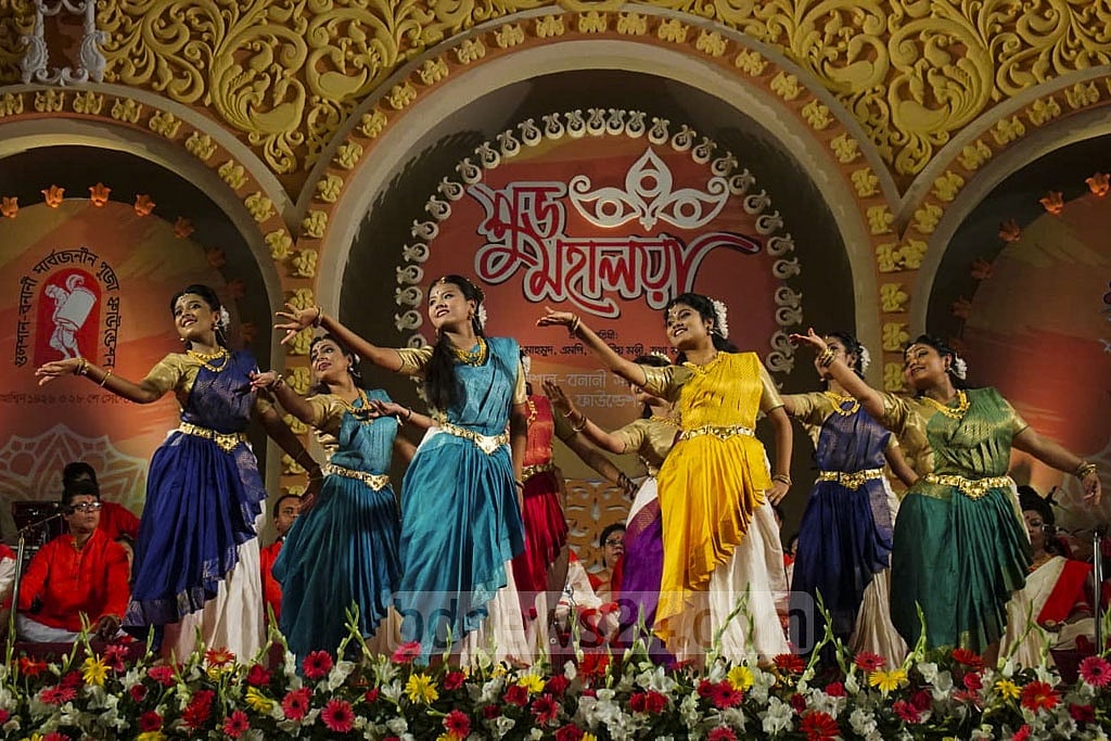 A group of artistes perform a dance routine on occasion of Mahalaya at the capital's Banani on Saturday, Sept 28, 2019. 