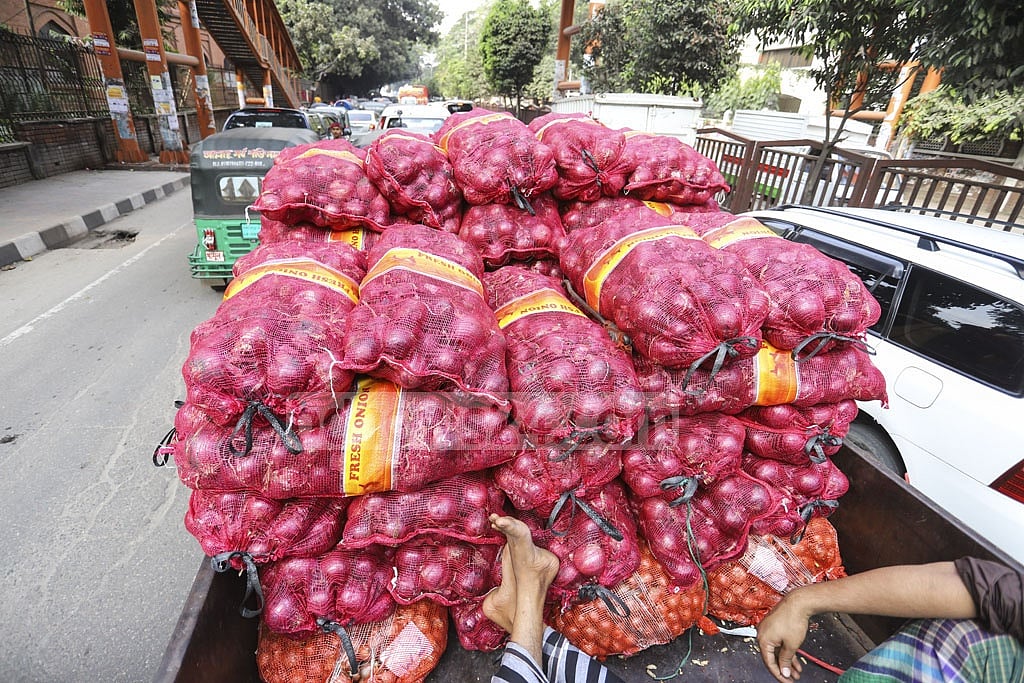 Traders transporting onion imported from Egypt after buying the cooking ingredient from Old Dhaka’s Shyambazar wholesale market at Tk 90 per kg on Tuesday.  Photo: Asif Mahmud Ove