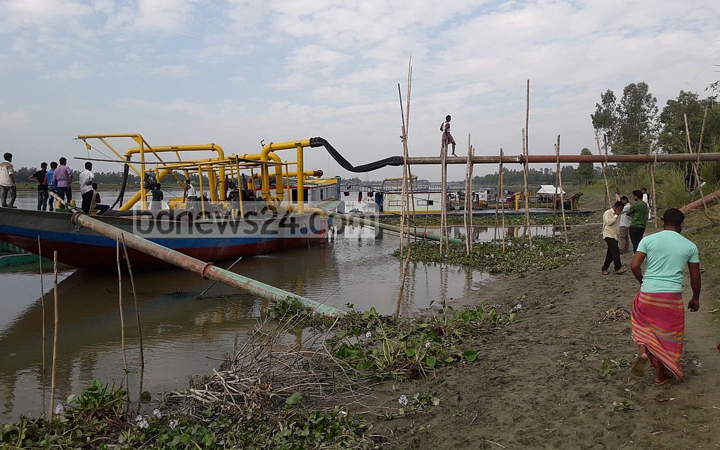 সিরাজগঞ্জের ফুলজোড় নদীর মতো বালু তোলা হচ্ছে অনেক নদীতেই ফাইল ছবি