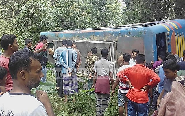 ঝিনাইদহে বাস খাদে পড়ে ২৫ জন আহত