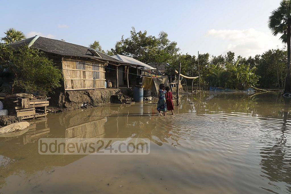 বাড়ির উঠোন থেকে সরে লোনা পানি 