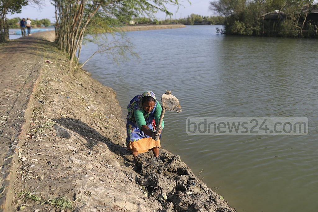 ঝড়ের পর এখন বিধ্বস্ত ঘর মেরামতের কাজ, সংগ্রহ করা হচ্ছে মাটি 