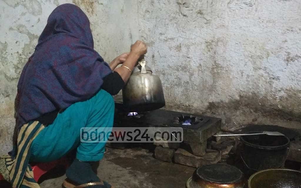 শীতের কারণে নিয়মিত কাজে যেতে পারছেন না আসিয়া বেগম 