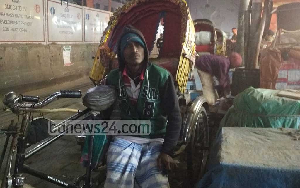 শীতের কারণে রুটিতে পরিবর্তন এনেছেন রিকশাচালক আলামিন 
