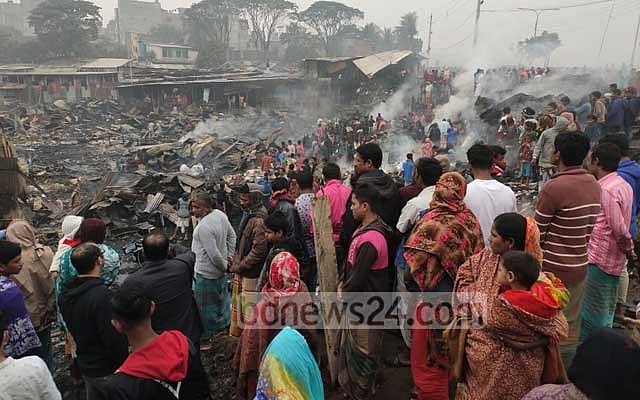 Fire destroys 100 shanties in Mirpur slum
