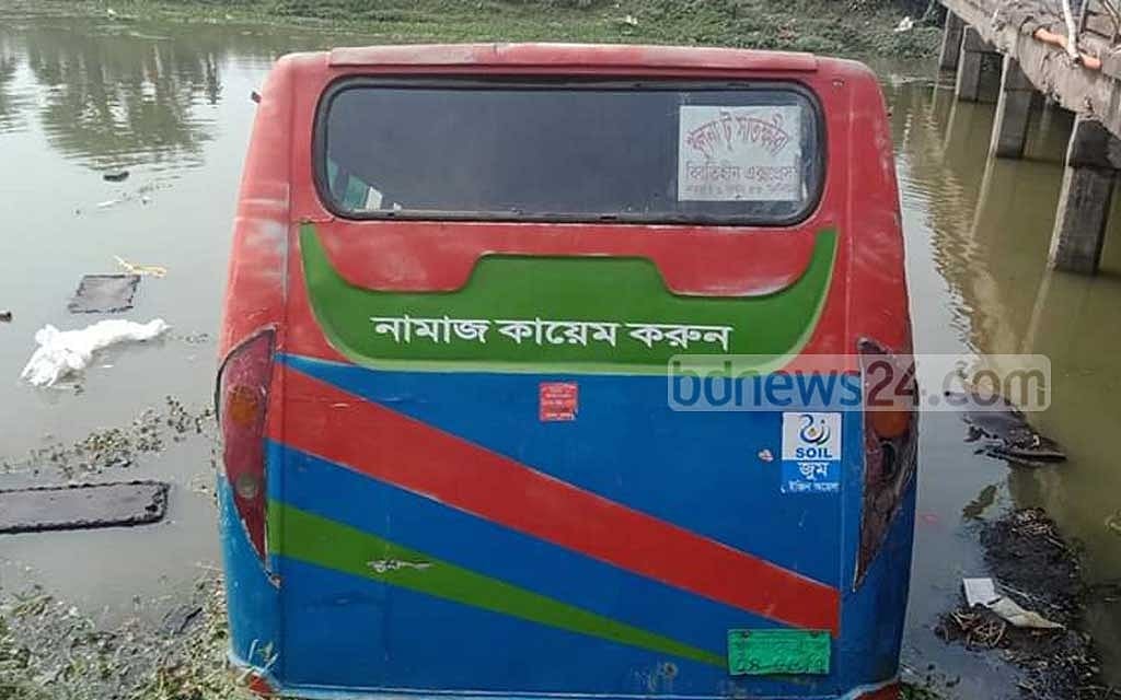 সাতক্ষীরায় বাস খালে পড়ে আহত ১২