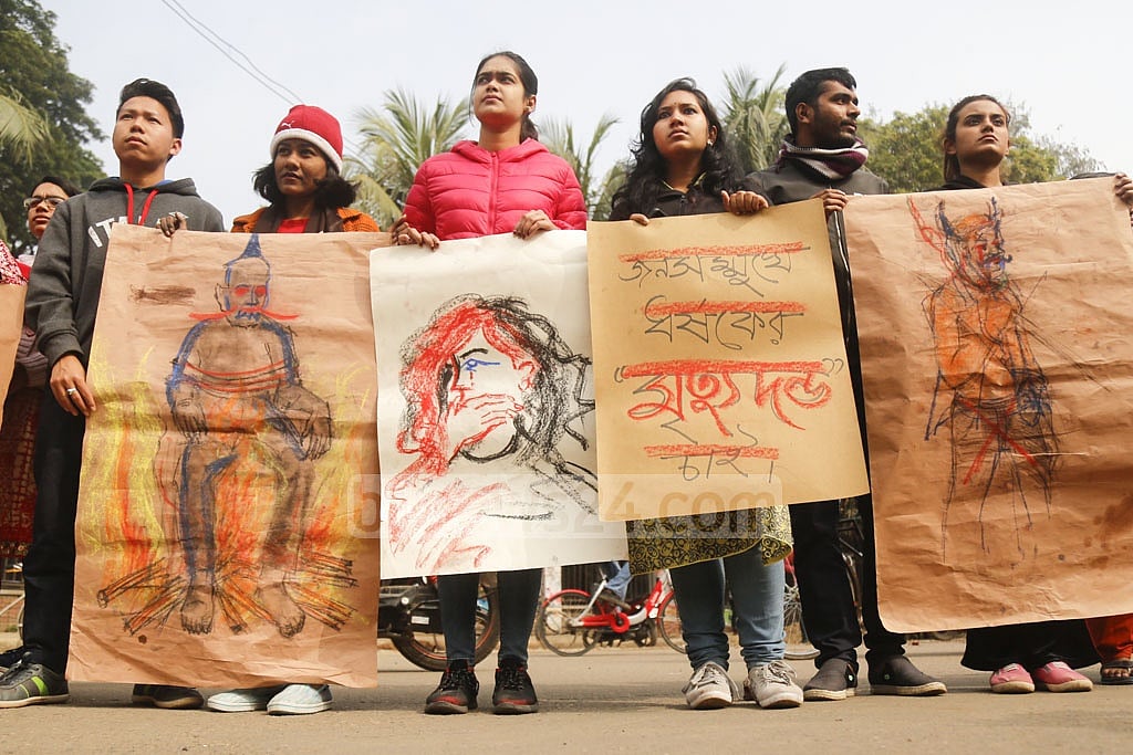 Leaders and activists of Bangladesh Chhatra League’s Dhaka University unit formed a human chain on the campus on Tuesday demanding maximum punishment for the rapist of an undergraduate student of the university in the capital’s Kurmitola. Photo: Mahmud Zaman Ovi 