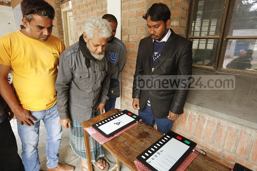 ইভিএমে ভোট শেষে স্বয়ংক্রিয়ভাবে ফল চলে আসে ফাইল ছবি