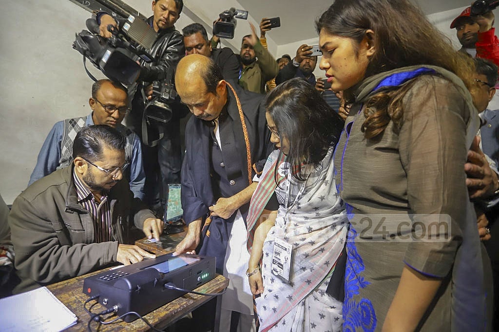 Atiqul Islam, the Awami League-backed candidate seeking reelection as Dhaka North's mayor, cast his ballots at the Nawab Habibullah Model School and College centre in Uttara on Saturday. Photo: Asif Mahmud Ove 
